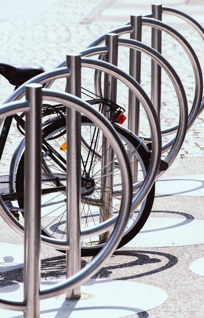 Moderne fietsenstalling in Delft met beveiligingssysteem en overdekte fietsenrekken voor veilig parkeren